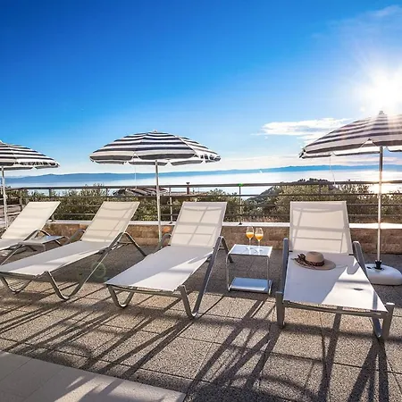 Vila Sleeps 8 With Pool Air Con And Wifi