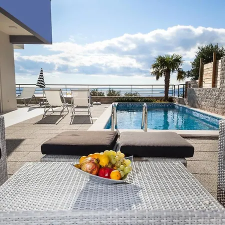 Sleeps 8 With Pool Air Con And Wifi