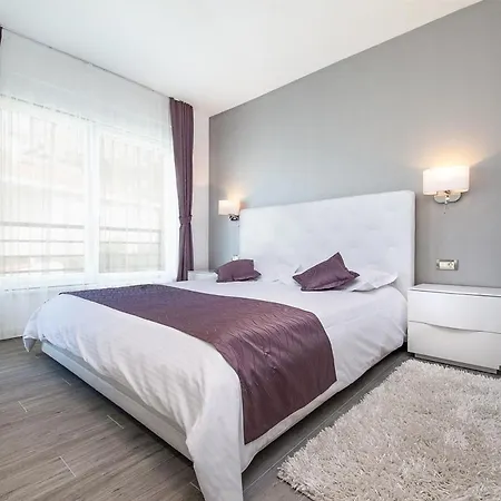 Sleeps 8 With Pool Air Con And Wifi Vila Makarská