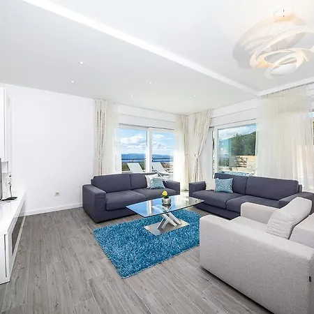 Sleeps 8 With Pool Air Con And Wifi Vila