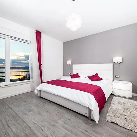 Vila Sleeps 8 With Pool Air Con And Wifi Makarská