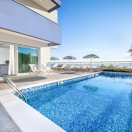 Sleeps 8 With Pool Air Con And Wifi *