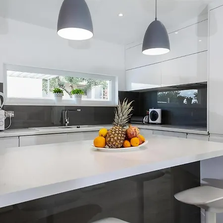 Sleeps 8 With Pool Air Con And Wifi * Makarská