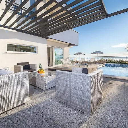 Sleeps 8 With Pool Air Con And Wifi Vila *