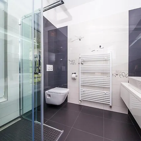 Vila Sleeps 8 With Pool Air Con And Wifi *