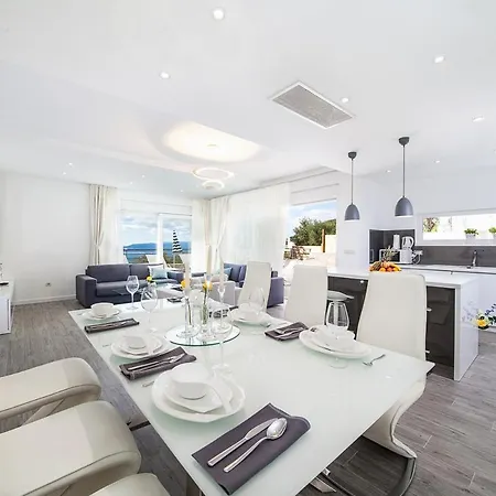 Sleeps 8 With Pool Air Con And Wifi * Makarska