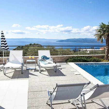 Sleeps 8 With Pool Air Con And Wifi